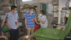 火锅店回收吃剩汤底，称疫情影响原料断供